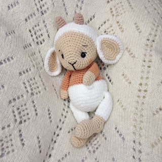 #amigurumay2026day21 (avec un jour de retard....)

Pelote mon petit agneau

Avec ses deux adorables cornes, son bidou tout rond, ses oreilles toutes douces et son regard plein de tendresse il est le parfait mélange des fils coton et chenille ღ

Après tout, pas besoin de choisir, les 2 s'accordent tellement bien !

➾ Fils Ricorumi DK et Nilli
➾ Patron à retrouver sur les boutiques en français et en anglais. 

#pensebonheur #crochetlamb #crochetsheep #amigurumilamb amigurumisheep