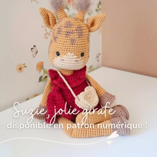 【 S u z i e 】

Avec son pelage couleur miel et ses petites oreilles curieuses, Suzie avance tout en douceur, comme portée par un souffle de tendresse. Habillée de sa salopette bouffante et son sac cœur, elle est une compagne idéale pour rêver, jouer et partager de jolis moments.

> Patron disponible en français et en anglais sur les boutiques. 

#pensebonheur #crochet #instacrochet #amigurumianimal #crocheting
Crochetgiraffe amigurumigiraffe