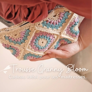 Trousse Granny Bloom

Cette trousse en granny squares floraux créée il y a 1 an accueillera encore cette année crayons, maquillage ou petits trésors avec douceur.

Un projet simple et pratique, parfait à offrir ou à emporter dans son sac d’été.

Psst : les maîtresses l'adorent ! 

Retrouvez sur la boutique
> le kit complet
> le patron numérique
> le matériel nécessaire à l'unité.

#pensebonheur #crochetbag #troussegrannybloom #grannysquares #amigurumay2026day29